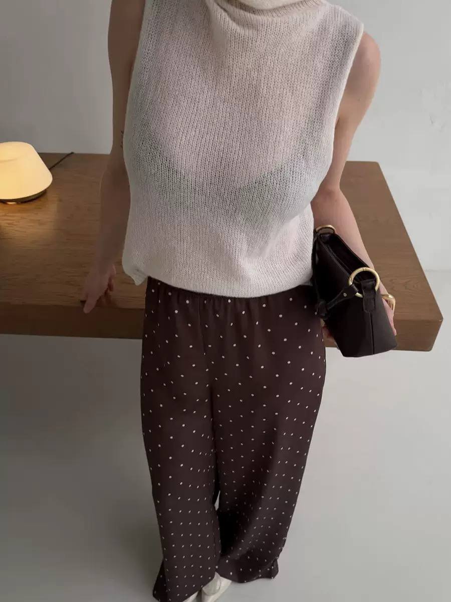 Sleeveless Turtleneck Knit Sweater – Lightweight Ribbed Knit & Relaxed Fit