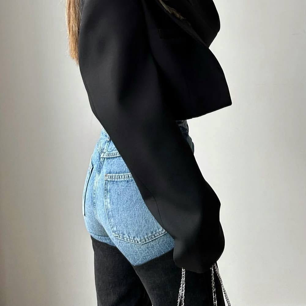 Curved-Panel Jeans With High Waist And Belt Loops – Blue & Black